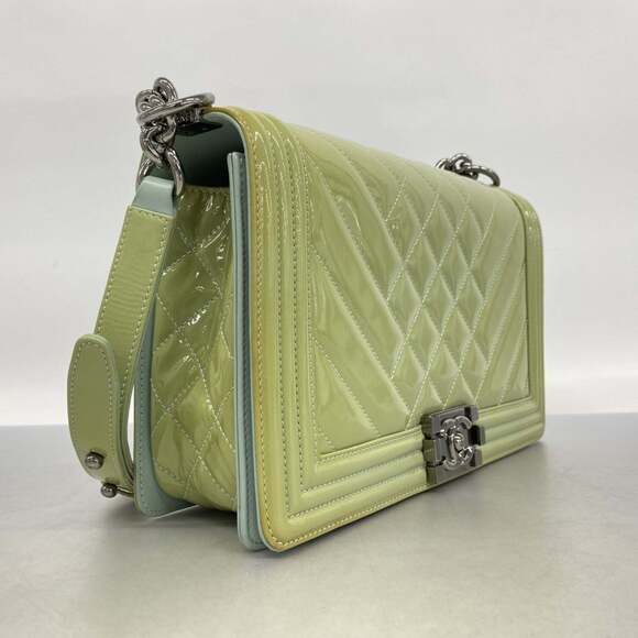 CHANEL Green Leather Shoulder Bag - Picture 2 of 15